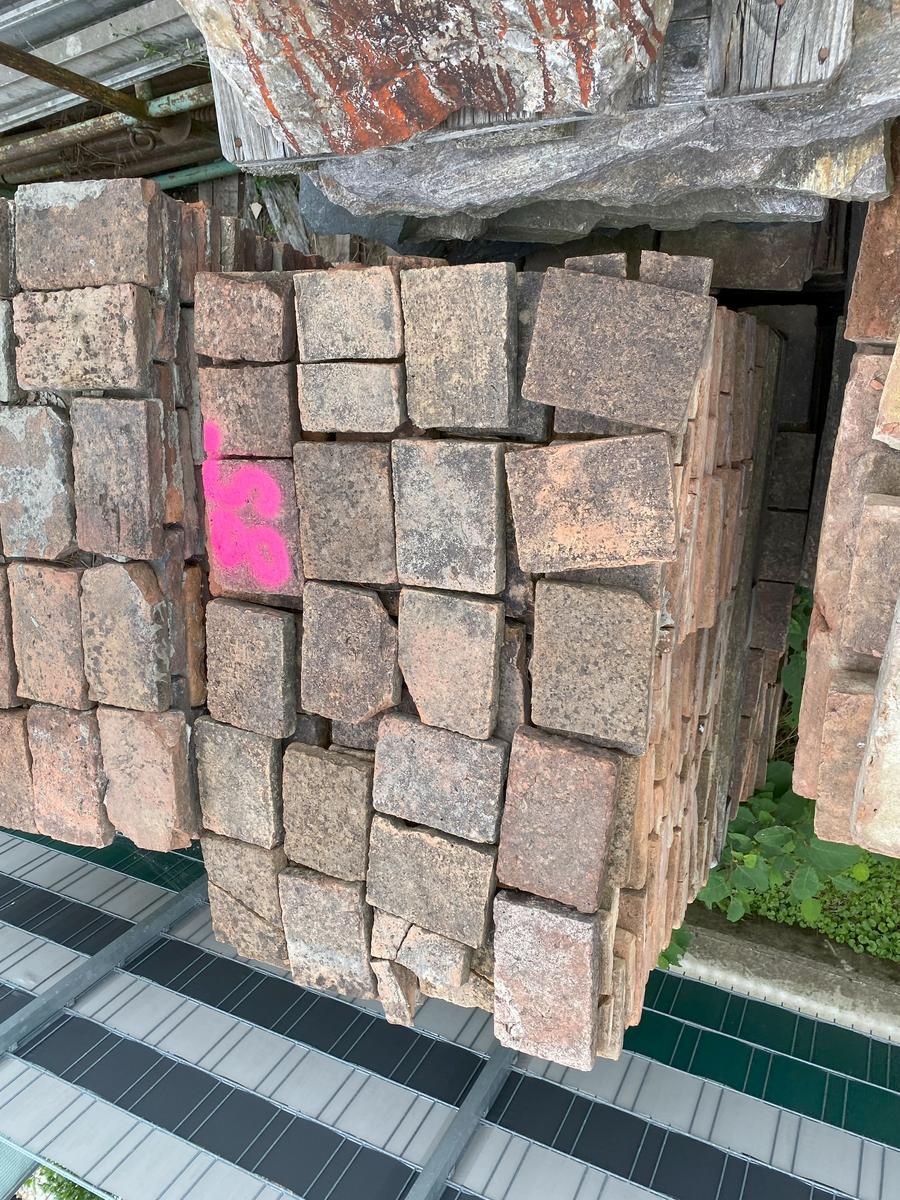 ca.24m2 =2 Pal. antike Ziegelsteine je ca. 24/16/5 cm für Weinkeller usw.?d=2025-11-20 11:25:12