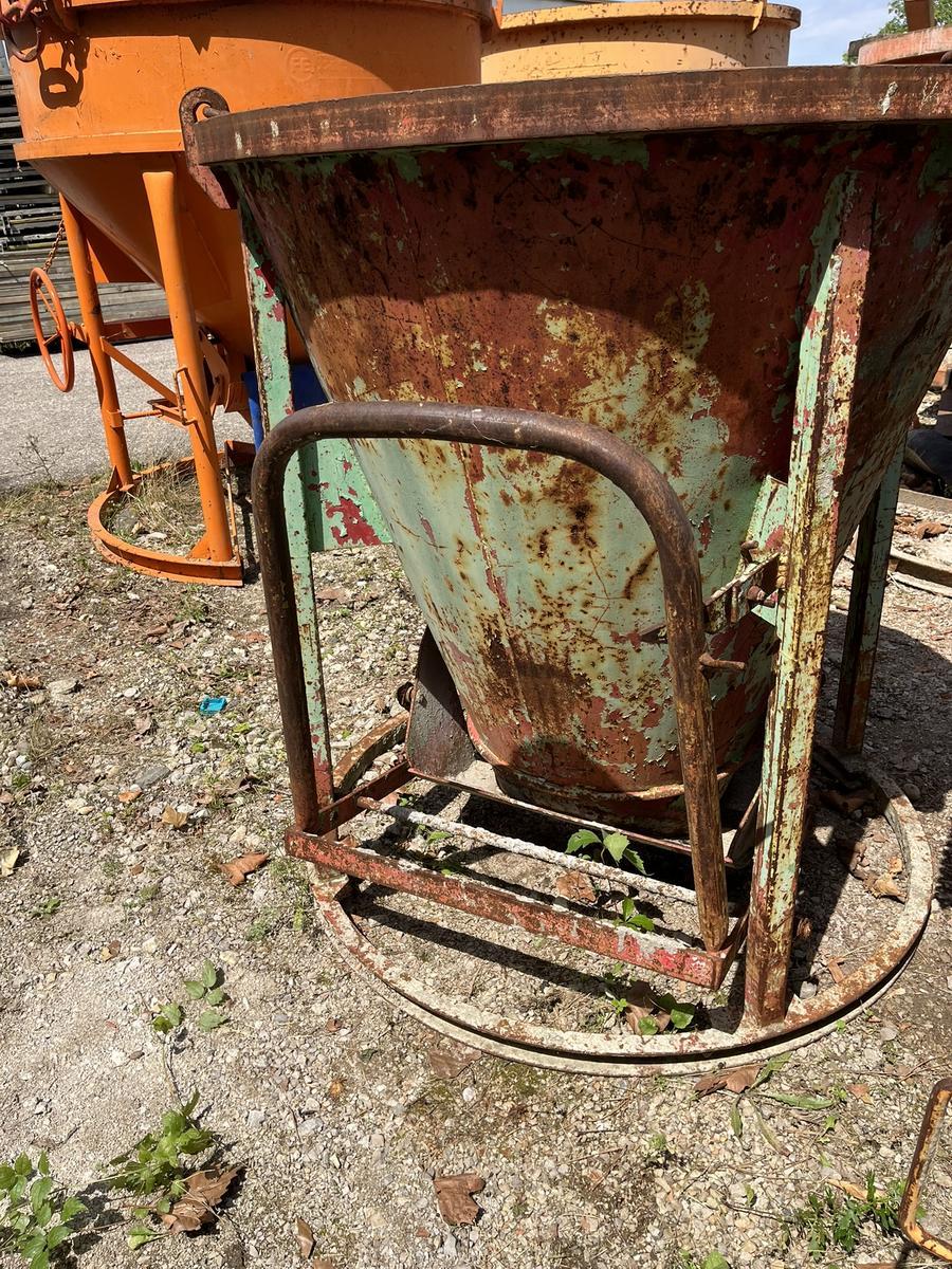 Betonkrankübel mit Handbügel ca. 750 Liter?d=2025-11-20 11:25:13