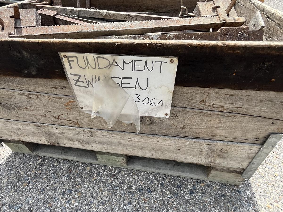 ca. 50 Stück Fundamentzwingen = 2 Paletten je 100 cm?d=2025-11-20 11:25:12