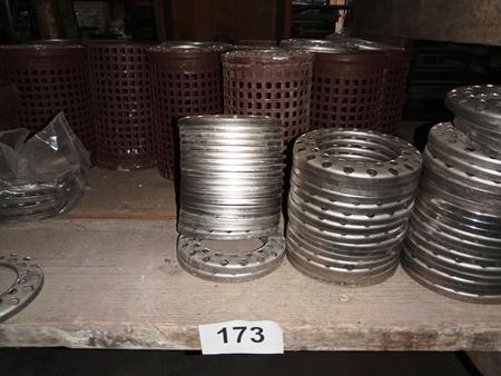 Regalinhalt mit Einlaufstutzen, etc.