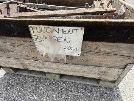ca. 50 Stck Fundamentzwingen = 2 Paletten je 100 cm