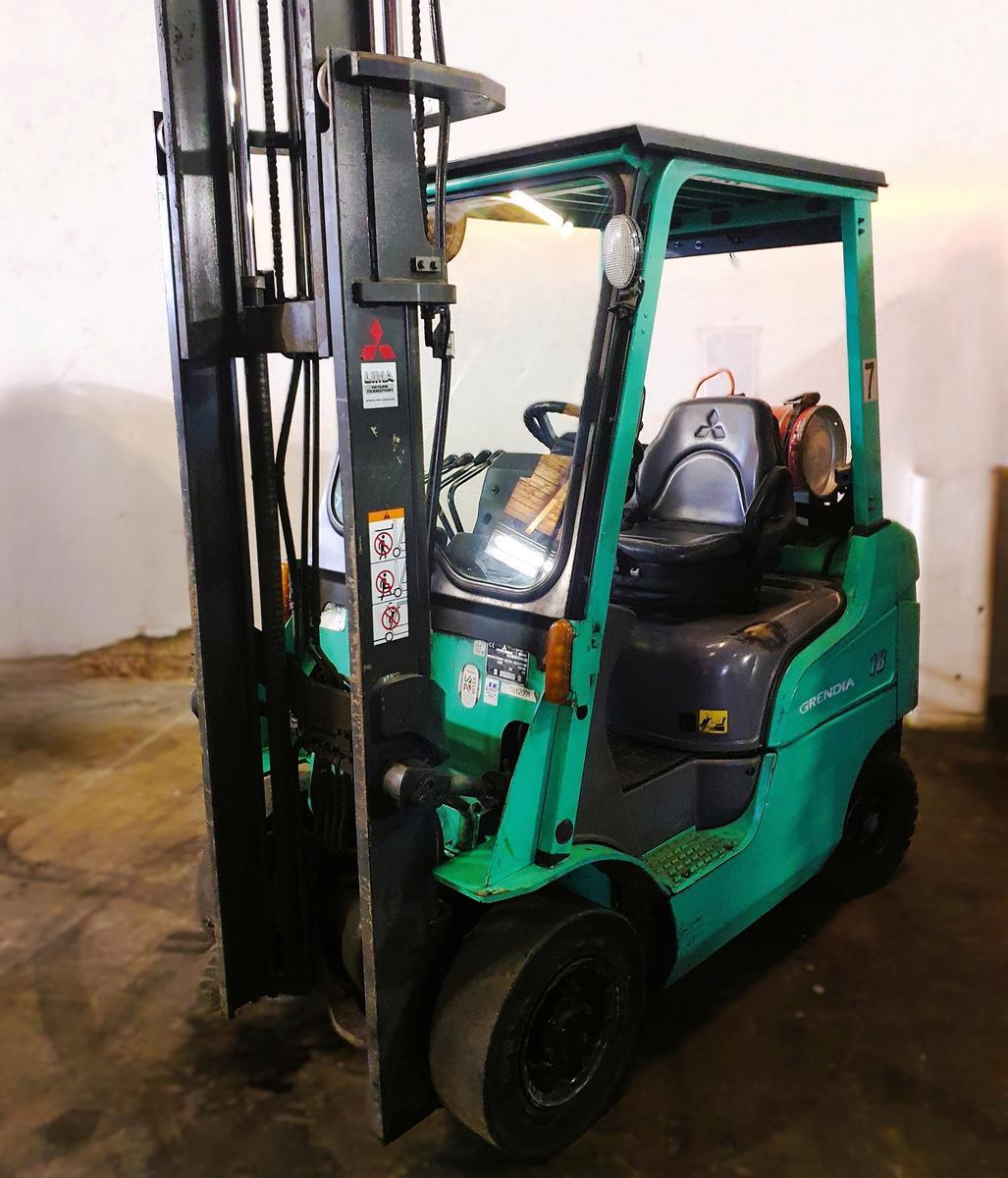 Mitsubishi FG18N Gasbetriebener Stapler / Seriennummer: CF34A-41007, Baujahr: 2013, Betriebsstunden: 9.326, Hubhöhe: 4,750 m, Tragfähigkeit: 1.750 kg, Freihubstapler, Hubgerüst: 4 hydraulische Steuerkreise, Geschwindigkeit: max. 20 km/h, Eigengewicht: 2.7?d=2025-11-18 17:16:56
