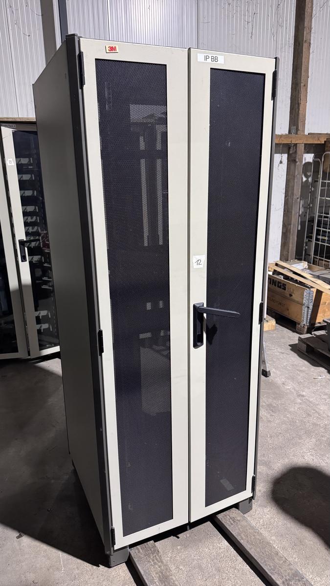 Serverschrank?d=2025-11-18 20:47:57