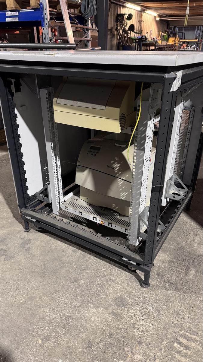 Fahrbarer Tisch mit Inhalt?d=2025-11-18 20:46:56