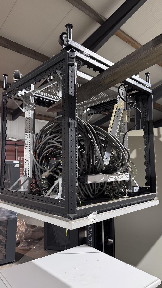 Fahrbarer Tisch mit Inhalt?d=2025-11-18 20:47:57