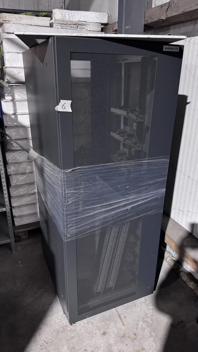 Serverschrank?d=2025-11-18 20:47:57