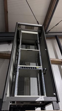 Serverschrank, 80x80x210cm, Tr demontiert aber vorhanden