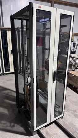 Serverschrank, 80x80x210cm, eine Seitenwand fehlt