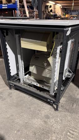 Fahrbarer Tisch mit Inhalt, 80x80x95cm