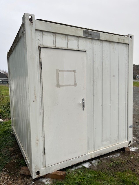 Containex Bürocontainer 300/240/260 cm, 1 Türe, PVC Bodenbelage, Boden kaputt - Wasserschaden, ohne Fenster, E Installation, Baujahr 2000?d=2025-11-20 12:52:01