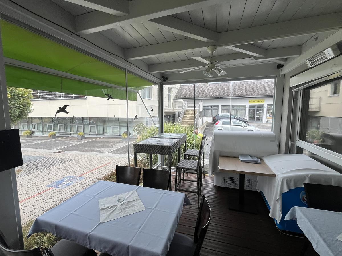 Seitenwand/Fix/Schiebeglasverglasung vom Wintergarten ca. 3x9 m mit 3 Schiebe/2 Fixelemente?d=2025-11-21 19:05:23