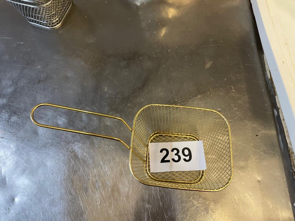 25 Stk. Fritterkorb für Beilagen ca. 10x9cm, 17 Stk. Servierschüsseln und 7 Stk. bunte Glasteller?d=2025-11-21 19:43:29