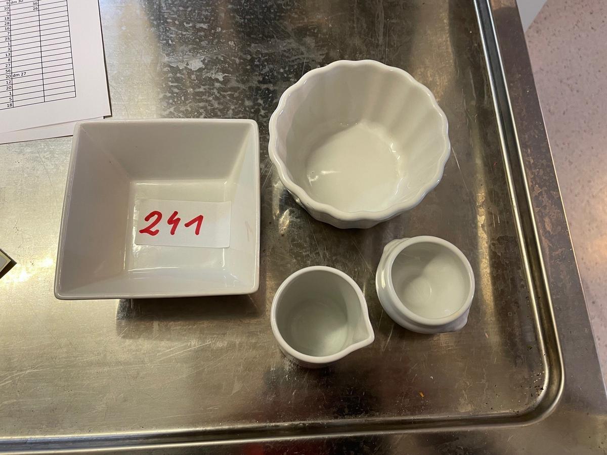 18 Stk. Beilagenschüsseln, 28 Stk. Löwenkopfschüsseln/Bechschüsseln, 16 Stk. Saucieren?d=2025-11-21 19:44:24