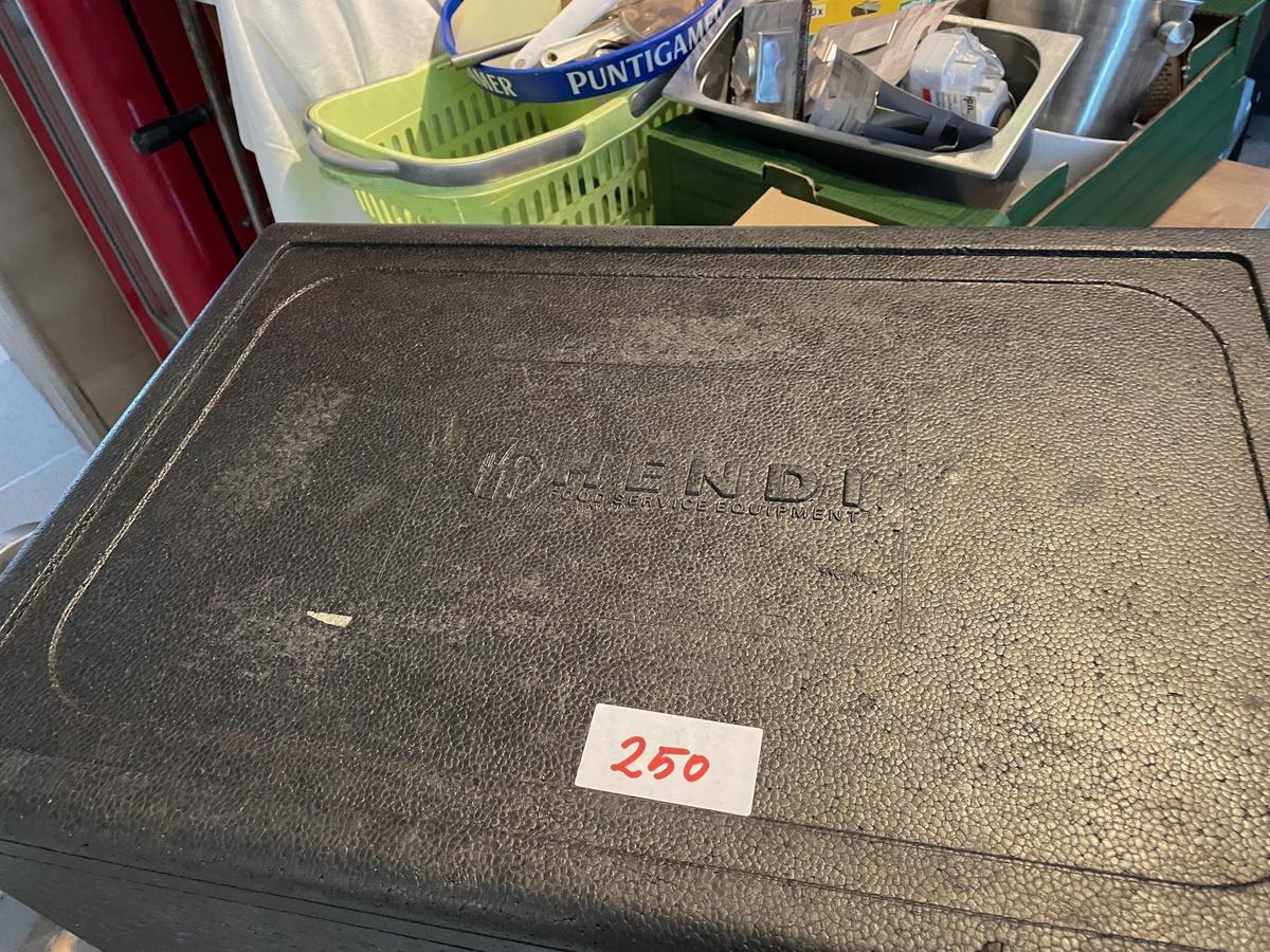 3 Stk. Warmhalte Boxen und 18 Stk. Ea. Räderboxen