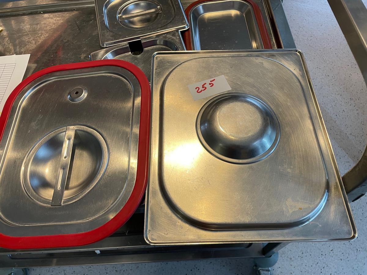 Posten Niro Deckel bestehend aus 6 Stk. Niro Deckel 15x15cm, 4 Stk. Niro Deckel 15x32cm, 2 Stk. Niro Deckel Silikon 15x32cm, 7 Stk. Niro Deckel 26x32cm, 2 Stk. Niro Deckel Bleche