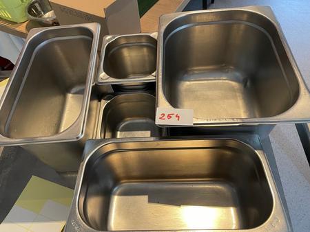 Posten NIRO Einsätze bestehend aus 6 Stk. NIRO Einsätze 17x20x32cm, 5 Stk. NIRO Einsätze 17x32x15cm, 5 Stk. NIRO Einsätze 17x32x10cm, 7 Stk. NIRO Einsätze 32x26x20cm, 3 Stk. NIRO Einsätze 15x15x10cm, 3 Stk. NIRO Einsätze 15x15x20cm Posten NIRO Einsätze bestehend aus 6 Stk. NIRO Einsätze 17x20x32cm, 5 Stk. NIRO Einsätze 17x32x15cm, 5 Stk. NIRO Einsätze 17x32x10cm, 7 Stk. NIRO Einsätze 32x26x20cm, 3 Stk. NIRO Einsätze 15x15x10cm, 3 Stk. NIRO Einsätze 15x15x20cm