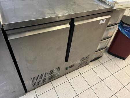 Tisch ca. 85/70/88 cm Tisch ca. 85/70/88 cm