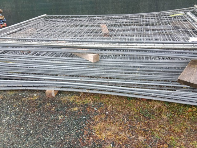 10 Stk. Bauzaunelemente, 350x200cm, mit Sockelsteinen?d=2025-12-01 16:12:53