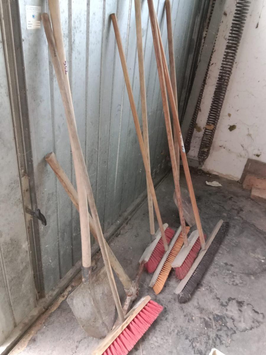 Posten Besen,Werkzeuge?d=2025-12-01 16:12:41