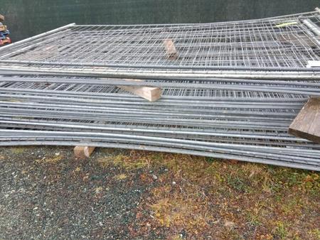 10 Stk. Bauzaunelemente, 350x200cm, mit Sockelsteinen 10 Stk. Bauzaunelemente, 350x200cm, mit Sockelsteinen