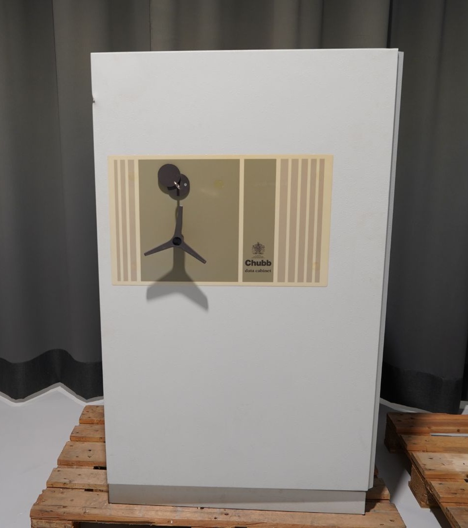 Tresor Chubb & Sons Lock and Safe Co., Breite: 83cm, Tiefe: 73cm, Höhe: 141cm, Farbe Platte / Korpus / Türen: Weiß, Sockel: Weiß?d=2025-11-27 00:33:15