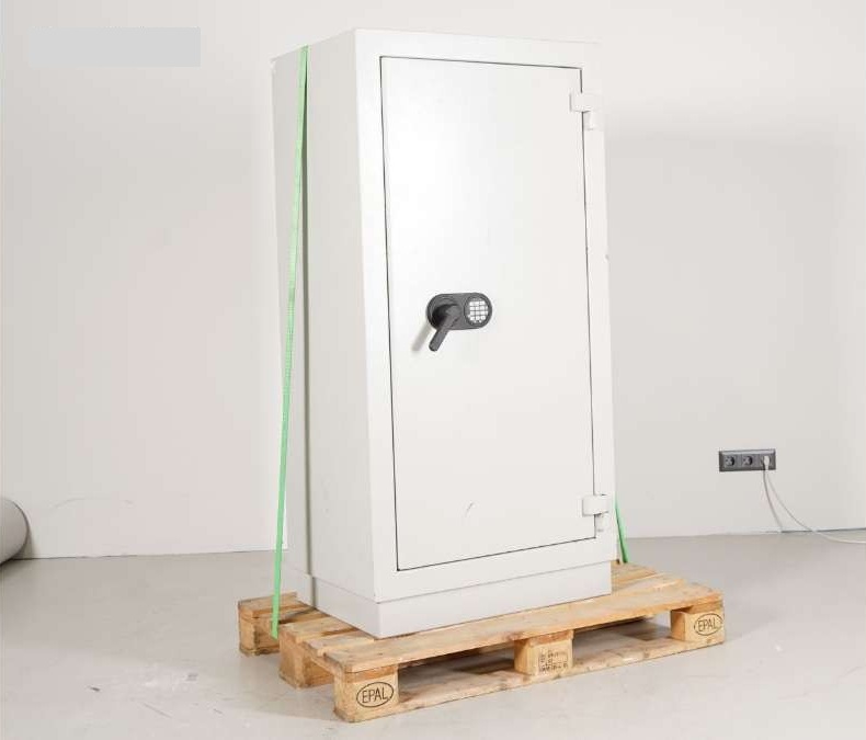 Tresor mit Zahlenschloss, Maße: 79,5 x 56 x 160 cm, Platte, Korpus und Türen: Hellgrau, Sockel: Hellgrau?d=2025-11-27 00:33:16