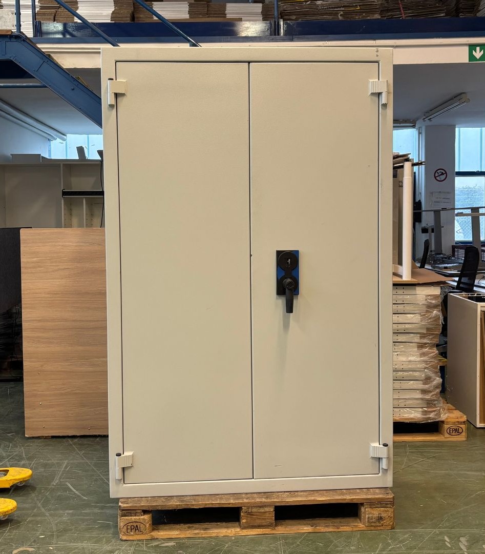 Tresor / Wertschutzschrank mit Schlüssel und Ersatzschlüssel, Breite: 126cm, Tiefe: 55cm, Höhe: 195cm, Farbe Platte / Korpus / Tür: Weiß?d=2025-11-27 00:33:17