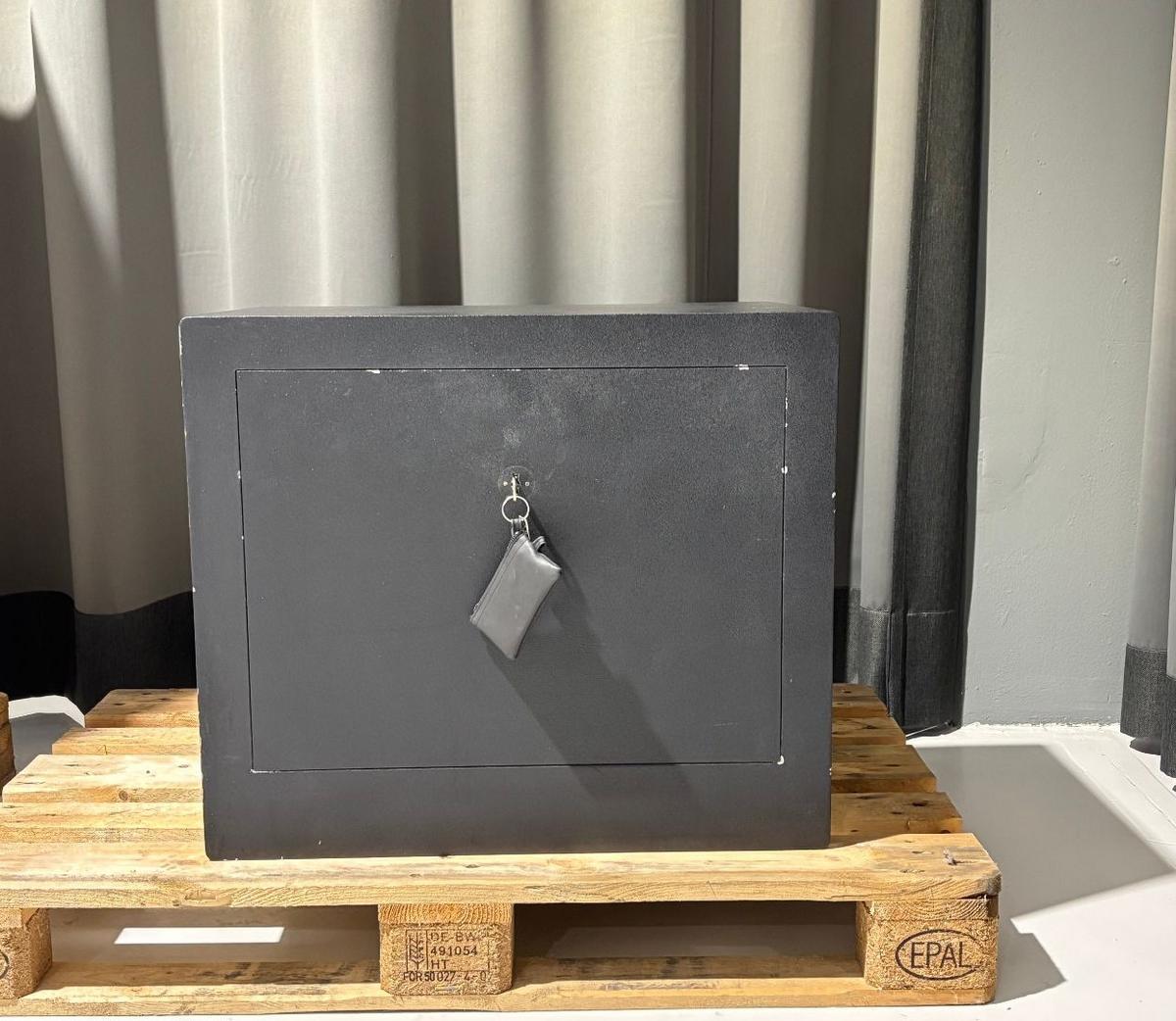 Tresor Wertheim, Breite: 41cm, Tiefe: 45cm, Höhe: 70cm, Farbe Platte / Tür / Korpus: Schwarz?d=2025-11-27 00:33:16