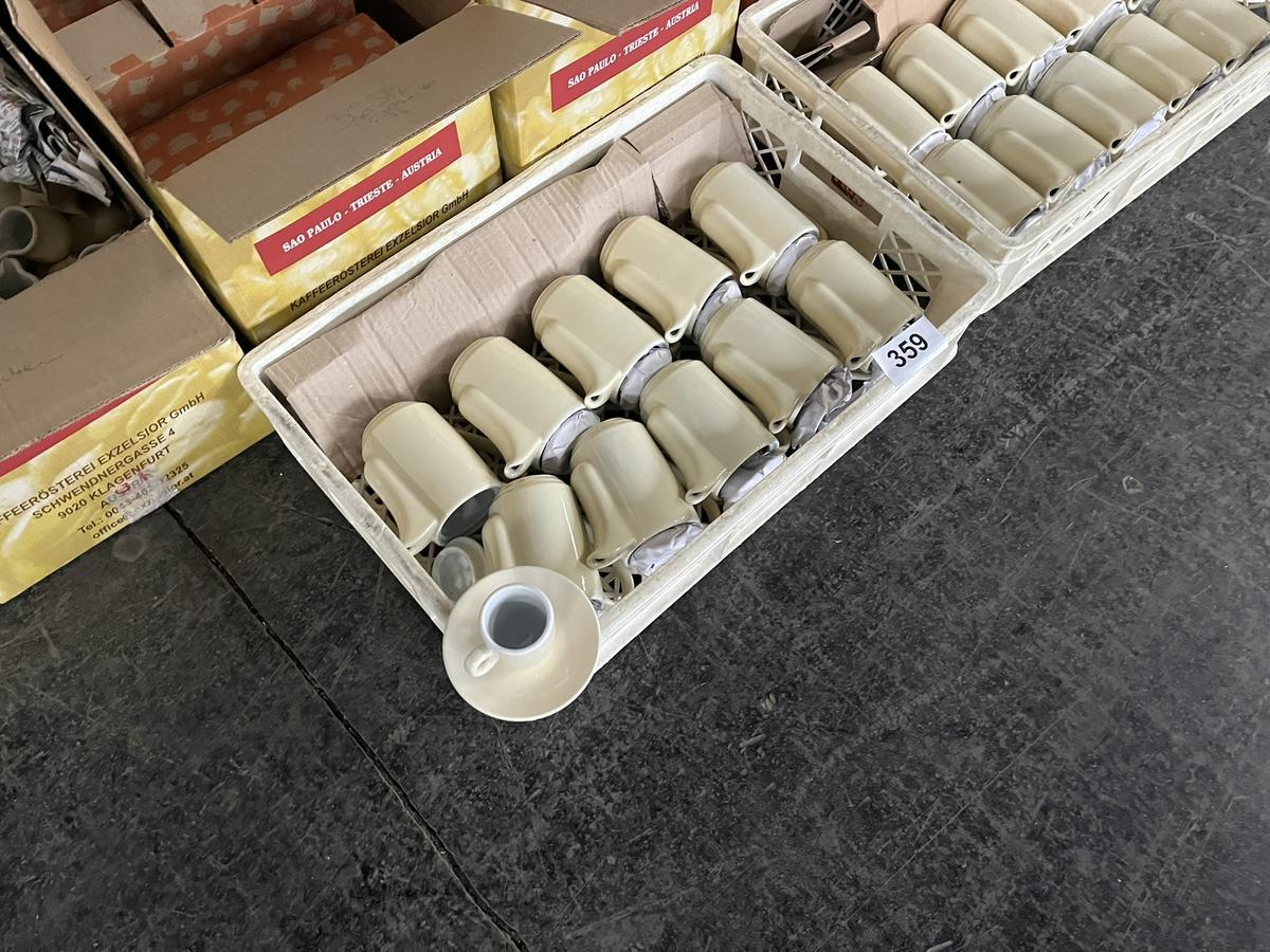 150 Stk. Espressotassen, teilweise mit Untersetzer + ca. 120 Stk. Milchkannen