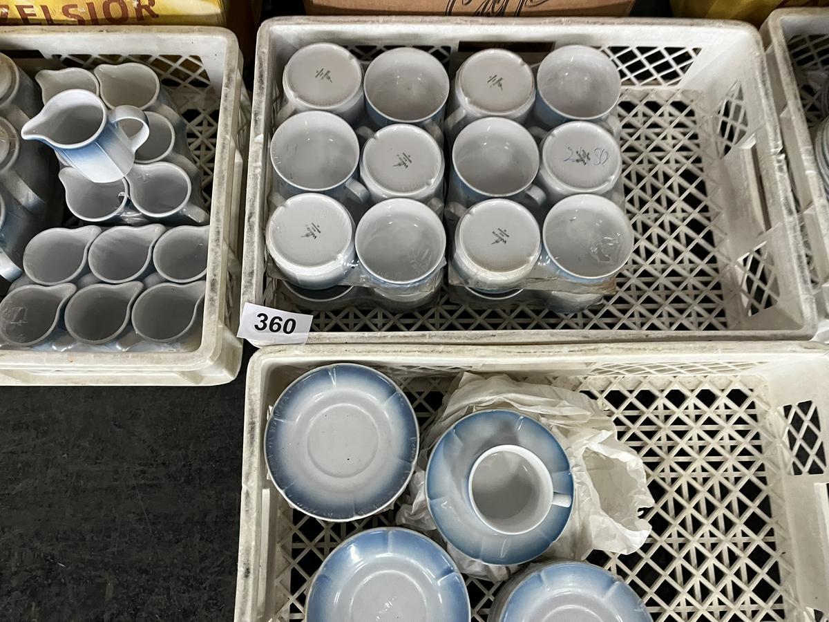 ca. 150 Kaffeetassen + 70 Milchkannen, inkl. Untersetzer