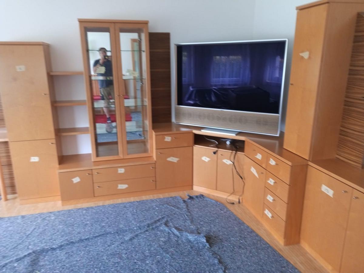 Wohnzimmer in Buche mit Unterteilen und Oberteilen, linker Teil ca. 210 cm, Mittelteil ca. 90 cm , rechter Teil  ca. 150 cm?d=2025-12-03 22:29:04