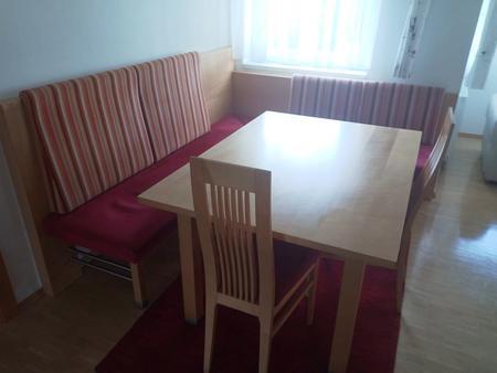 Esszimmer in Ahorn bestehend aus Tisch ca. 100 x 140 cm, 3 Sesseln und Bank Esszimmer in Ahorn bestehend aus Tisch ca. 100 x 140 cm, 3 Sesseln und Bank