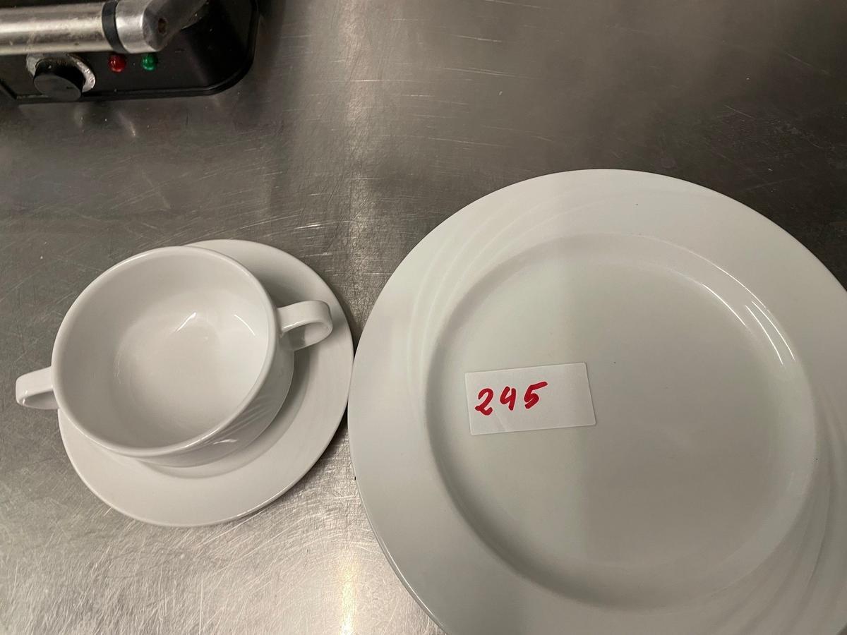 27 Stk. Suppentassen weiß, 56 Stk. Unterteller weiß, 20 Stk. Teller DM 27cm