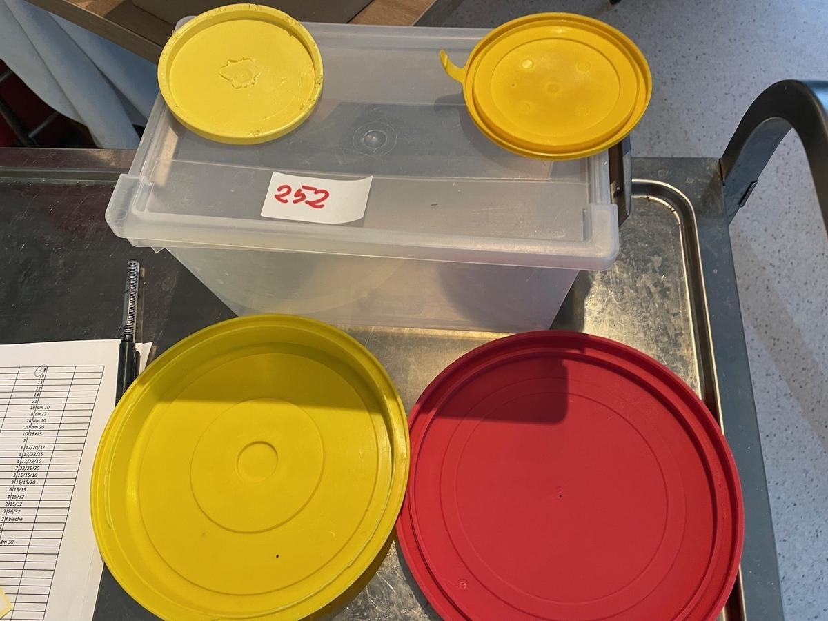 10 Stk. Silikondeckel DM 10cm, 8 Stk. Silikondeckel DM 22cm, 24 Stk. Deckel gelb DM 10cm, 20 Stk. Deckel gelb DM 20cm, 10 Stk. Boxen Plastik mit Deckel 28x15cm?d=2025-12-13 10:07:08