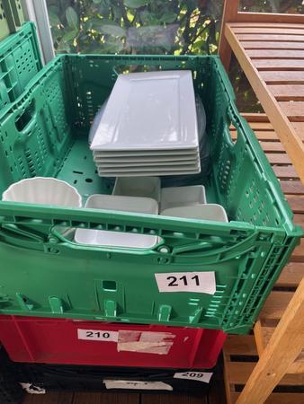 Posten Servierplatten aus Porzellan und Glas Posten Servierplatten aus Porzellan und Glas