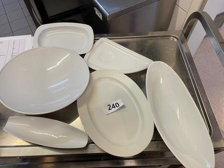 15 Stk. ovale Teller, 11 Stk. eckige Teller, 9 Stk. Porzellan Schüsseln DM 30cm, 10 Stk. tiefe Porzellanschüsseln oval DM 36cm, 9 Stk. ovale Porzellanschüsseln DM 26cm 15 Stk. ovale Teller, 11 Stk. eckige Teller, 9 Stk. Porzellan Schüsseln DM 30cm, 10 Stk. tiefe Porzellanschüsseln oval DM 36cm, 9 Stk. ovale Porzellanschüsseln DM 26cm