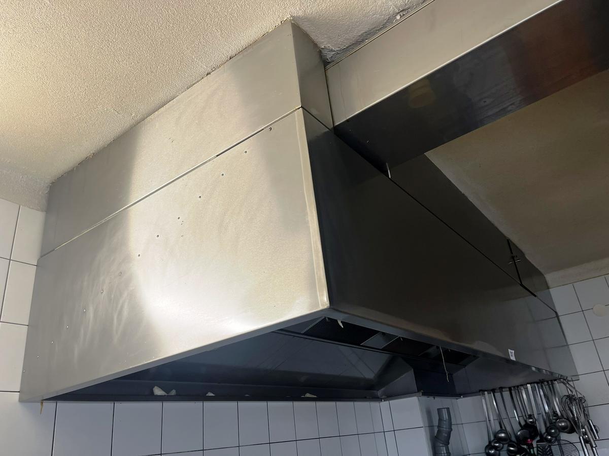 Dunstabzugshaube ca. 300/110/75 cm?d=2025-12-15 07:34:39