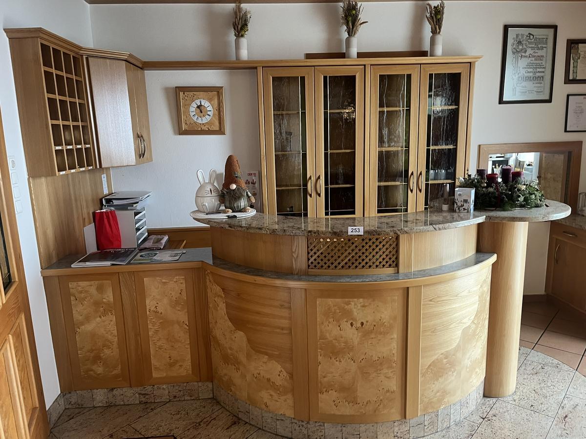 Rezeption/Empfang komplett mit 295/125 cm plus Aktenschrank 173/23/214 cm?d=2025-12-15 07:34:06