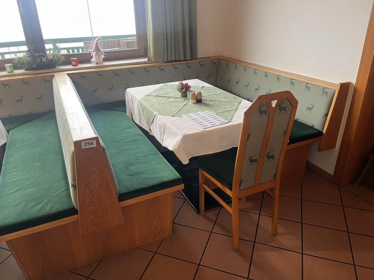 Doppel-U-f&ouml;rmige Sitzbankgruppe ca.410/195 cm - Teilung ca. 200/200 cm?d=2025-12-15 07:34:07