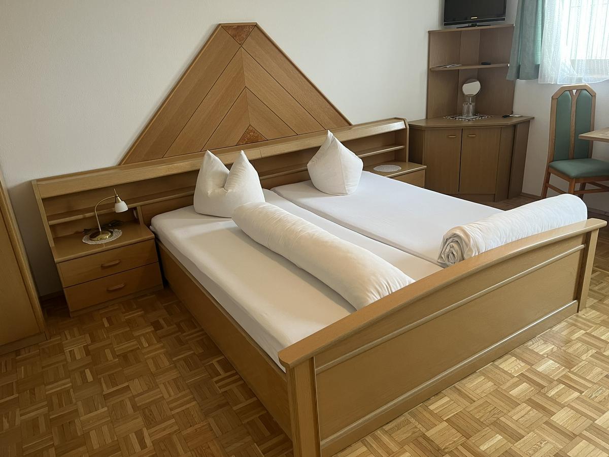 Doppelbett mit 2 Stk. Matratzen ca.200/80 cm , Doppeltür-Kleiderschrank ca. 218/93/58 cm , Tisch ca. 80x60 cm, Eckverbau ohne Kühlschrank ca. 73/64/69 cm?d=2025-12-14 05:27:19