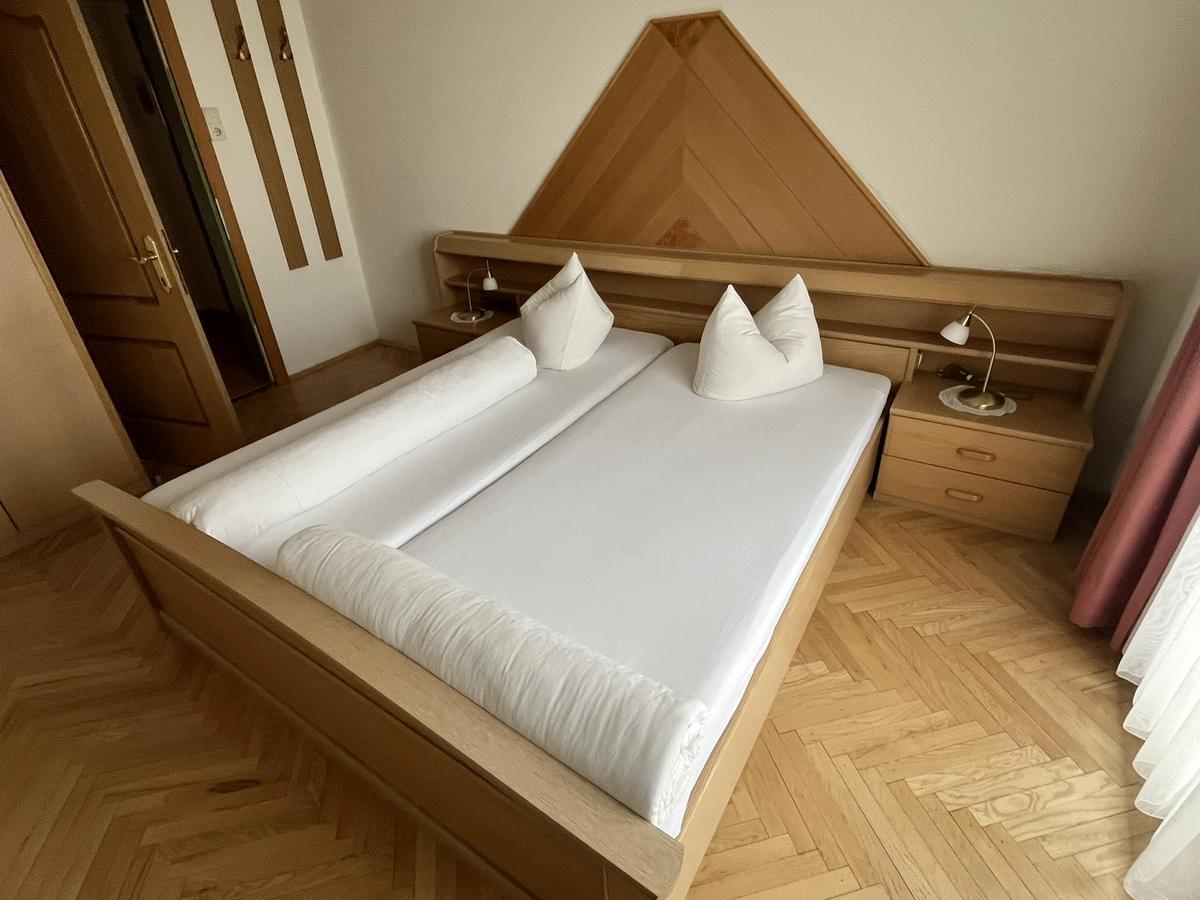 Doppelbett mit 2 Stk. Matratzen ca.200/80 cm , Doppeltür-Kleiderschrank ca. 218/93/58 cm , Tisch ca. 60x60 cm, Eckverbau ohne Kühlschrank ca. 73/64/69 cm?d=2025-12-14 01:39:48