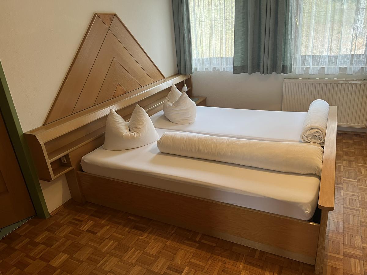 Doppelbett mit 2 Stk. Matratzen ca.200/80 cm , Doppeltür-Kleiderschrank ca. 218/93/58 cm , Tisch ca. 60x60 cm, Eckverbau ohne Kühlschrank ca. 73/64/69 cm?d=2025-12-14 17:55:13