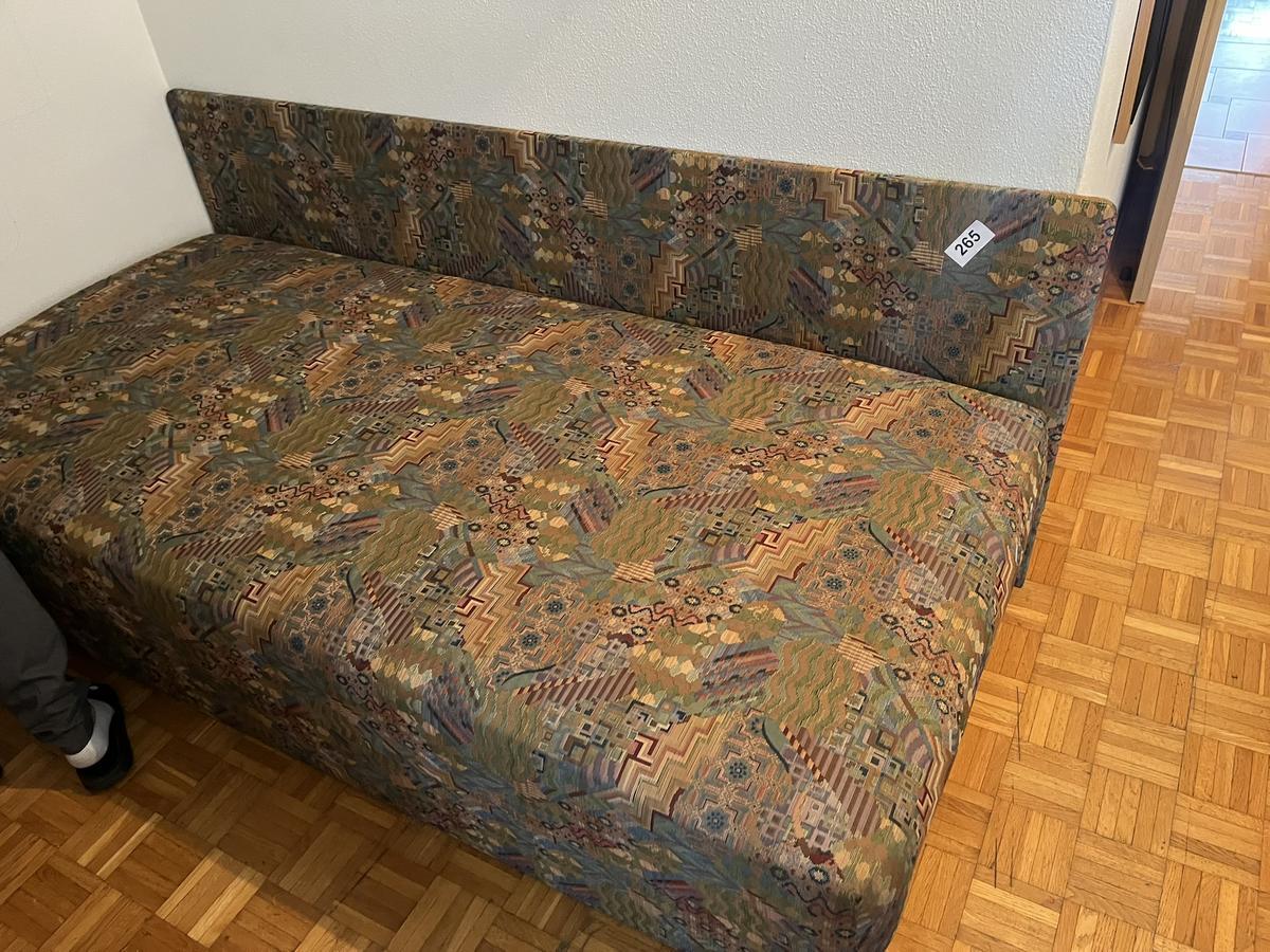 Doppelbett mit 2 Stk. Matratzen ca.200/80 cm , Doppeltür-Kleiderschrank ca. 218/93/58 cm , Tisch ca. 80x65 cm, Eckverbau ohne Kühlschrank ca. 73/64/69 cm