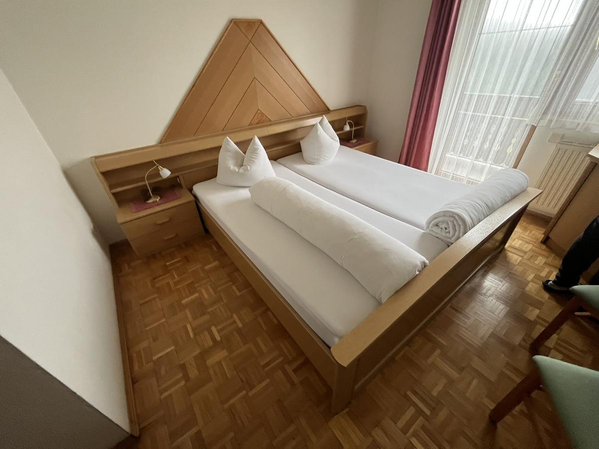 Doppelbett mit 2 Stk. Matratzen ca.200/80 cm , Doppelt&uuml;r-Kleiderschrank ca. 218/93/58 cm , Tisch ca. 80x60 cm, Eckverbau ohne K&uuml;hlschrank ca. 73/64/69 cm