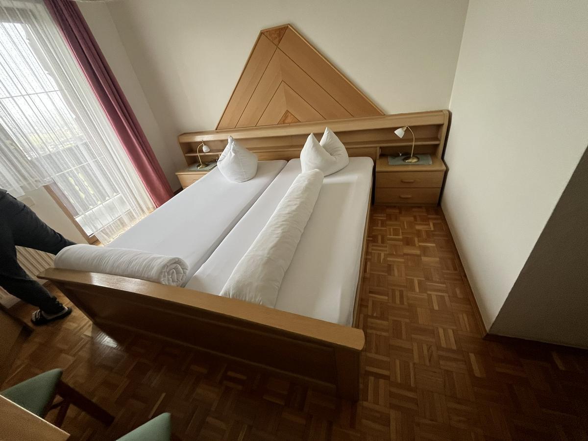 Doppelbett mit 2 Stk. Matratzen ca.200/80 cm , Doppelt&uuml;r-Kleiderschrank ca. 218/93/58 cm , Tisch ca. 65x50 cm, Eckverbau ohne K&uuml;hlschrank ca. 73/64/69 cm?d=2025-12-15 07:33:43