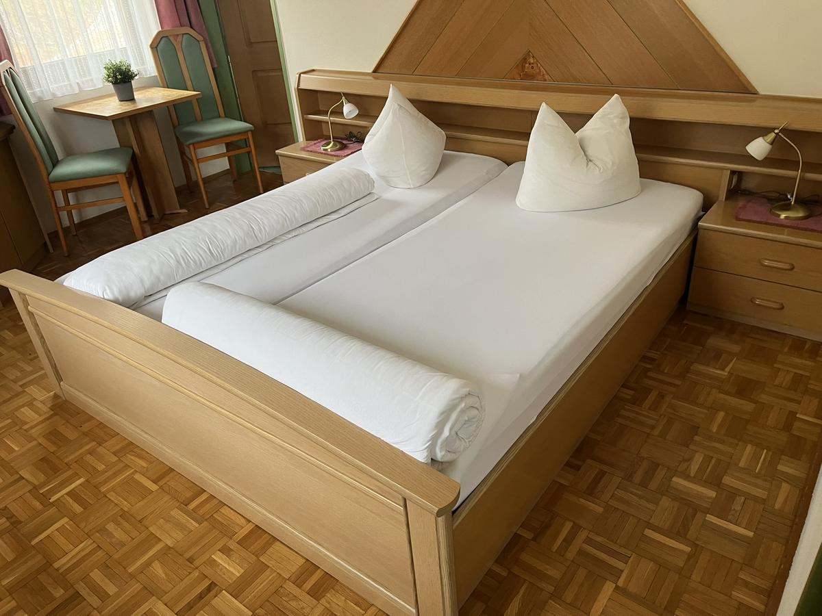 Doppelbett mit 2 Stk. Matratzen ca.200/80 cm , Doppelt&uuml;r-Kleiderschrank ca. 218/93/58 cm , Tisch ca. 60x60 cm, Eckverbau ohne K&uuml;hlschrank ca. 73/64/69 cm?d=2025-12-15 07:33:23