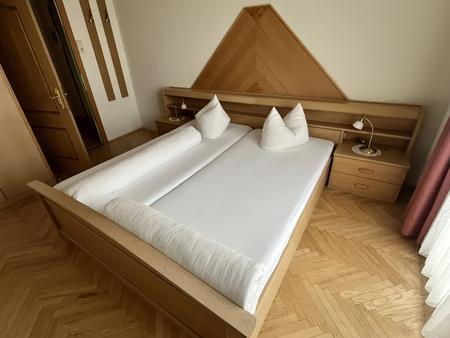 Doppelbett mit 2 Stk. Matratzen ca.200/80 cm , Doppeltür-Kleiderschrank ca. 218/93/58 cm , Tisch ca. 60x60 cm, Eckverbau ohne Kühlschrank ca. 73/64/69 cm Doppelbett mit 2 Stk. Matratzen ca.200/80 cm , Doppeltür-Kleiderschrank ca. 218/93/58 cm , Tisch ca. 60x60 cm, Eckverbau ohne Kühlschrank ca. 73/64/69 cm