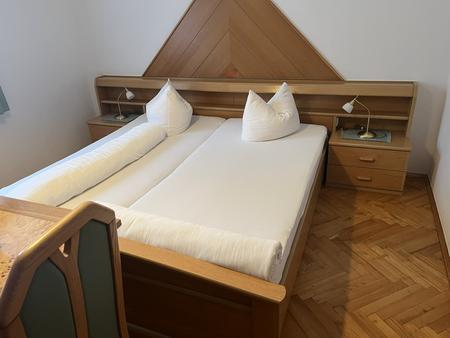 Doppelbett mit 2 Stk. Matratzen ca.200/80 cm , Doppeltür-Kleiderschrank ca. 218/93/58 cm , Tisch ca. 80x60 cm, Eckverbau ohne Kühlschrank ca. 73/64/69 cm Doppelbett mit 2 Stk. Matratzen ca.200/80 cm , Doppeltür-Kleiderschrank ca. 218/93/58 cm , Tisch ca. 80x60 cm, Eckverbau ohne Kühlschrank ca. 73/64/69 cm