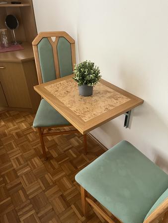 Doppelbett mit 2 Stk. Matratzen ca.200/80 cm , Doppeltür-Kleiderschrank ca. 218/93/58 cm , Tisch ca. 65x50 cm, Eckverbau ohne Kühlschrank ca. 73/64/69 cm Doppelbett mit 2 Stk. Matratzen ca.200/80 cm , Doppeltür-Kleiderschrank ca. 218/93/58 cm , Tisch ca. 65x50 cm, Eckverbau ohne Kühlschrank ca. 73/64/69 cm