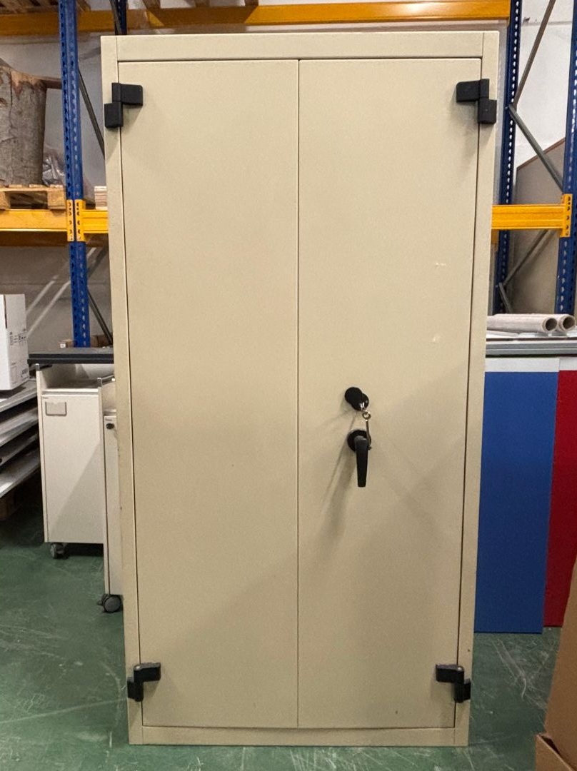 Tresor mit Schl&uuml;ssel, Breite: 100cm, Tiefe: 50cm, H&ouml;he: 195cm, Farbe Platte / Korpus / T&uuml;r: Creme